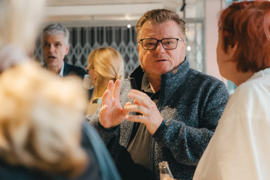Besucher*innen im Gespräch